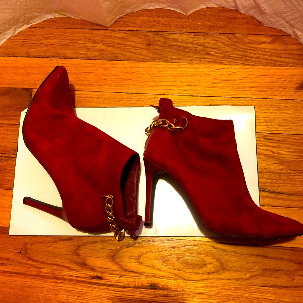 Brookells BRIGHT RED FAUX 3.5 inch spike Heel BOOTIES TRENDY GOLD CHAIN Size 7.5